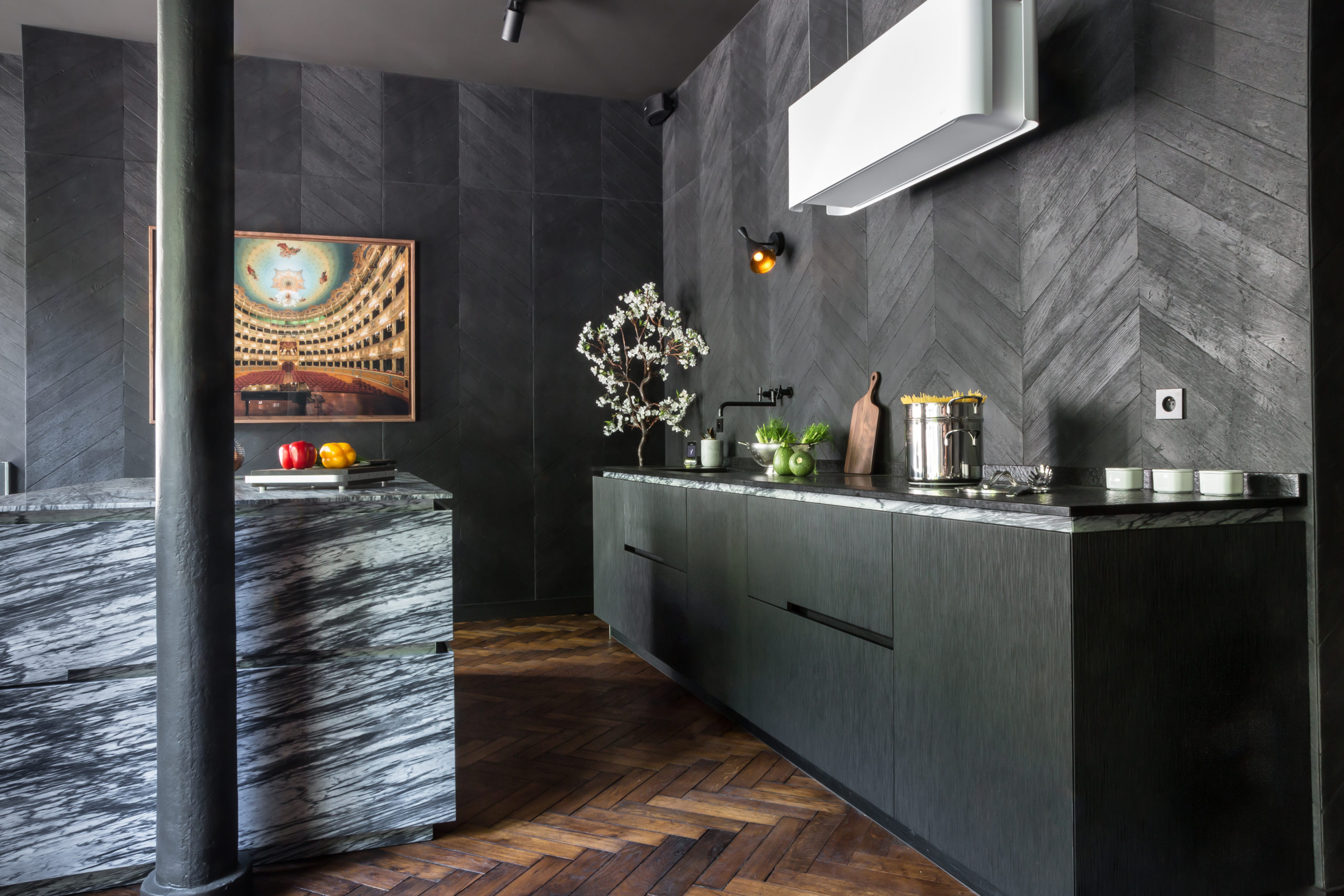 Cuisine haut-de-gamme réalisée par Paul & Benjamin - Placage bois Fineline noir - Marbre - Granit noir - Chevrons noirs LCDA